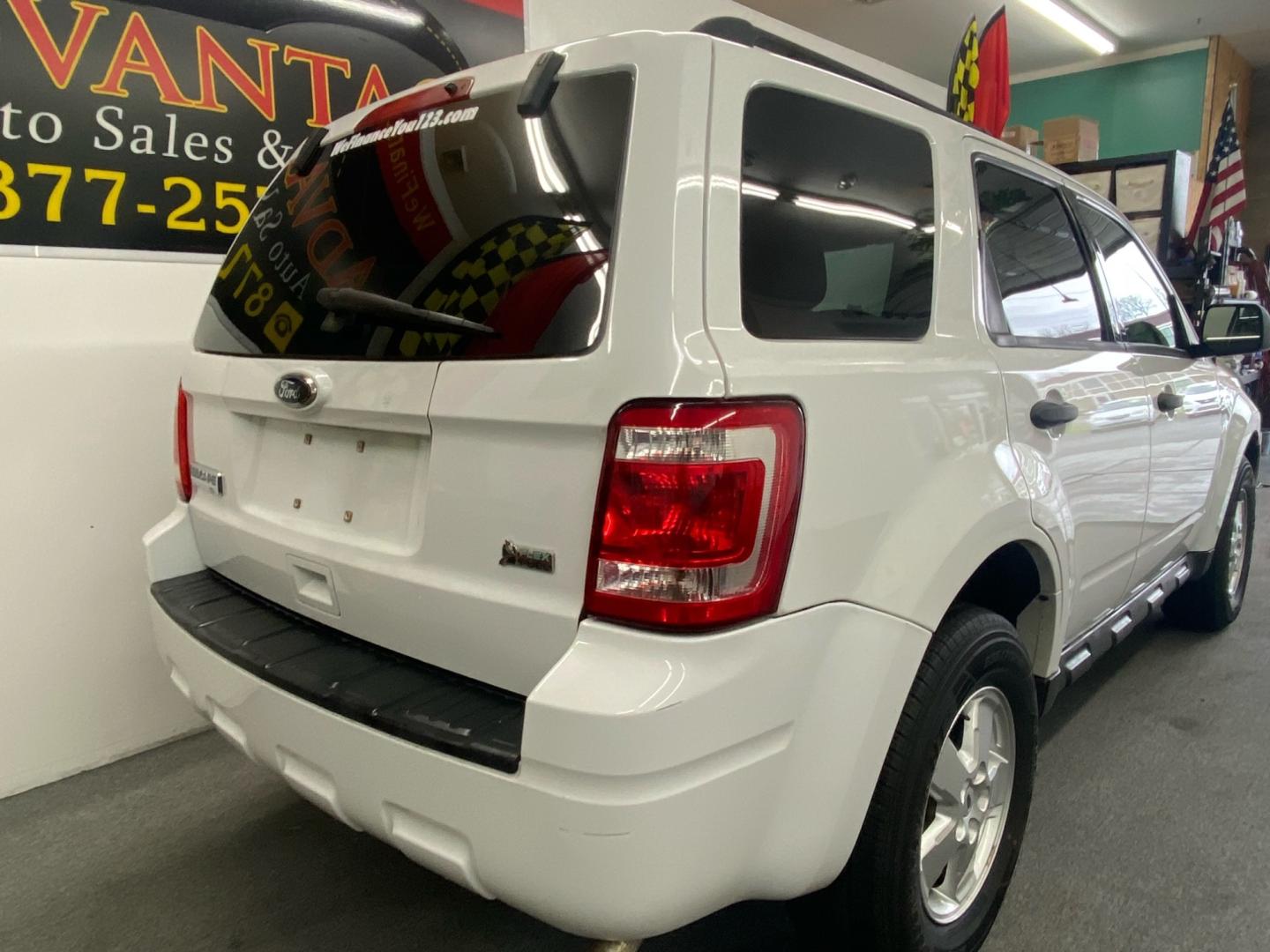 2010 WHITE /tan Ford Escape XLT 4WD (1FMCU9DG3AK) with an 3.0L V6 DOHC 24V engine, 6-Speed Automatic transmission, located at 533 S West End Blvd., Quakertown, PA, 18951, (877) 257-4995, 40.343994, -75.303604 - INCLUDED IN THE SALE PRICE OF EVERY VEHICLE: 48 Hour Money Back Guarantee 6 Month - 6,000 Mile Warranty Brand New PA State Inspection & Emission $10 Oil Changes for the Life of the Loan Complete CARFAX - Photo#3